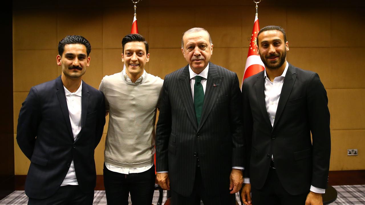 Les footballeurs germano-turcs Ilkay Gündogan et Mezut Özil posent avec le président turc Recep Tayyip Erdogan et le footballeur turc Cenk Tosun (de g. à d.).