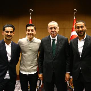 Les footballeurs germano-turcs Ilkay Gündogan et Mezut Özil posent avec le président turc Recep Tayyip Erdogan et le footballeur turc Cenk Tosun (de g. à d.).