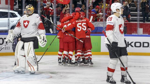 Les Russes se félicitent après l'ouverture du score signée Kaprizov. [Keystone - Salvatore Di Nolfi]