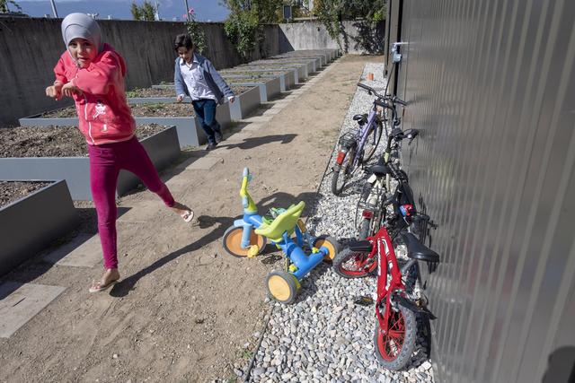 Des enfants réfugiés photographiés, lors de l'inauguration du nouveau centre d'hébergement collectif de Lancy (GE), le 28 septembre 2018. [Keystone - Martial Trezzini]