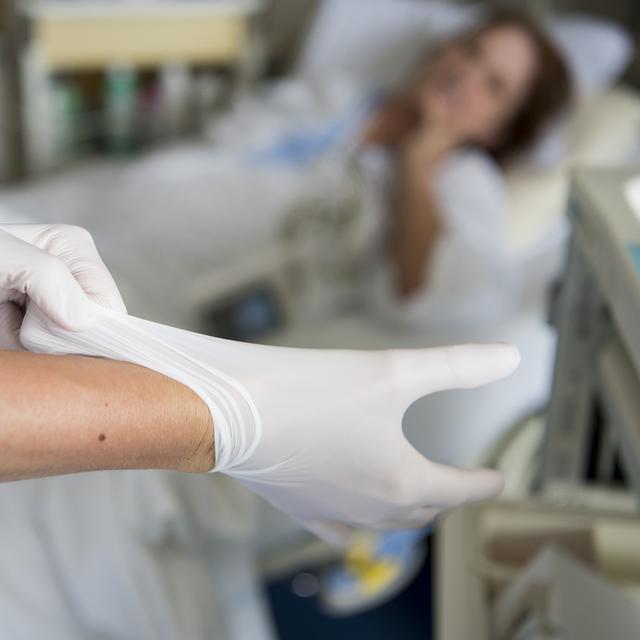 Pour la première fois en 20 ans, le nombre d'hospitalisations a légèrement diminué en Suisse. [Keystone - Jean-Christophe Bott]