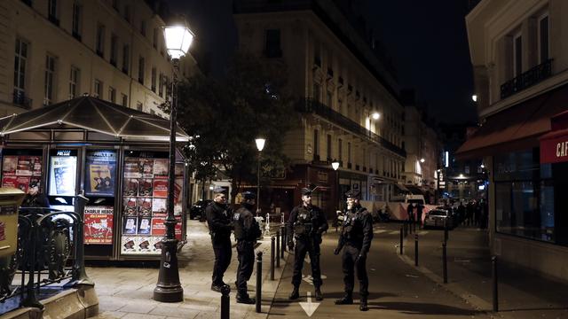 Des policiers français à proximité du lieu où s'est déroulé l'attaque. [EPA - Etienne Laurent]