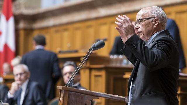 Ueli Maurer devant le National, mercredi 12.09.2918. [Keystone - Alessandro della Valle]