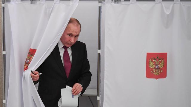 Le président russe Vladimir Poutine sortant de l'isoloir lors de la présidentielle du 18 mars 2018. [EPA/Keystone - Yuri Kadobnov]