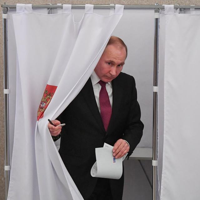 Le président russe Vladimir Poutine sortant de l'isoloir lors de la présidentielle du 18 mars 2018. [EPA/Keystone - Yuri Kadobnov]