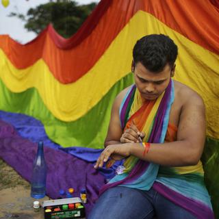 Membre de la communauté LGBT indienne se préparant à manifester sous les couleurs arc-en-ciel dans la périphérie de New Delhi en 2016. [AP/Keystone - Altaf Qadri]