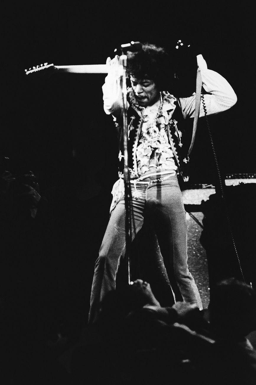 Ici il l’utilise encore, mais plus tard, la guitare partira en fumée: Jimi Hendrix au Monterey Pop Festival en Californie, 1967. [KEYSTONE/AP - Bruce Fleming]