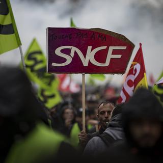 Le mouvement de grève à la SNCF a débuté le 3 avril à raison de deux jours d'arrêts de travail alternant avec trois jours d'activité. [Keystone - EPA/IAN LANGSDON]