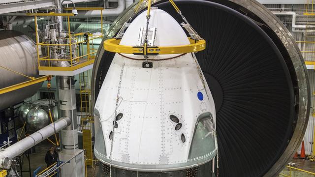 Une capsule de transport d'astronautes Dragon de la société SpaceX lors de tests de la NASA. [NASA/AFP]