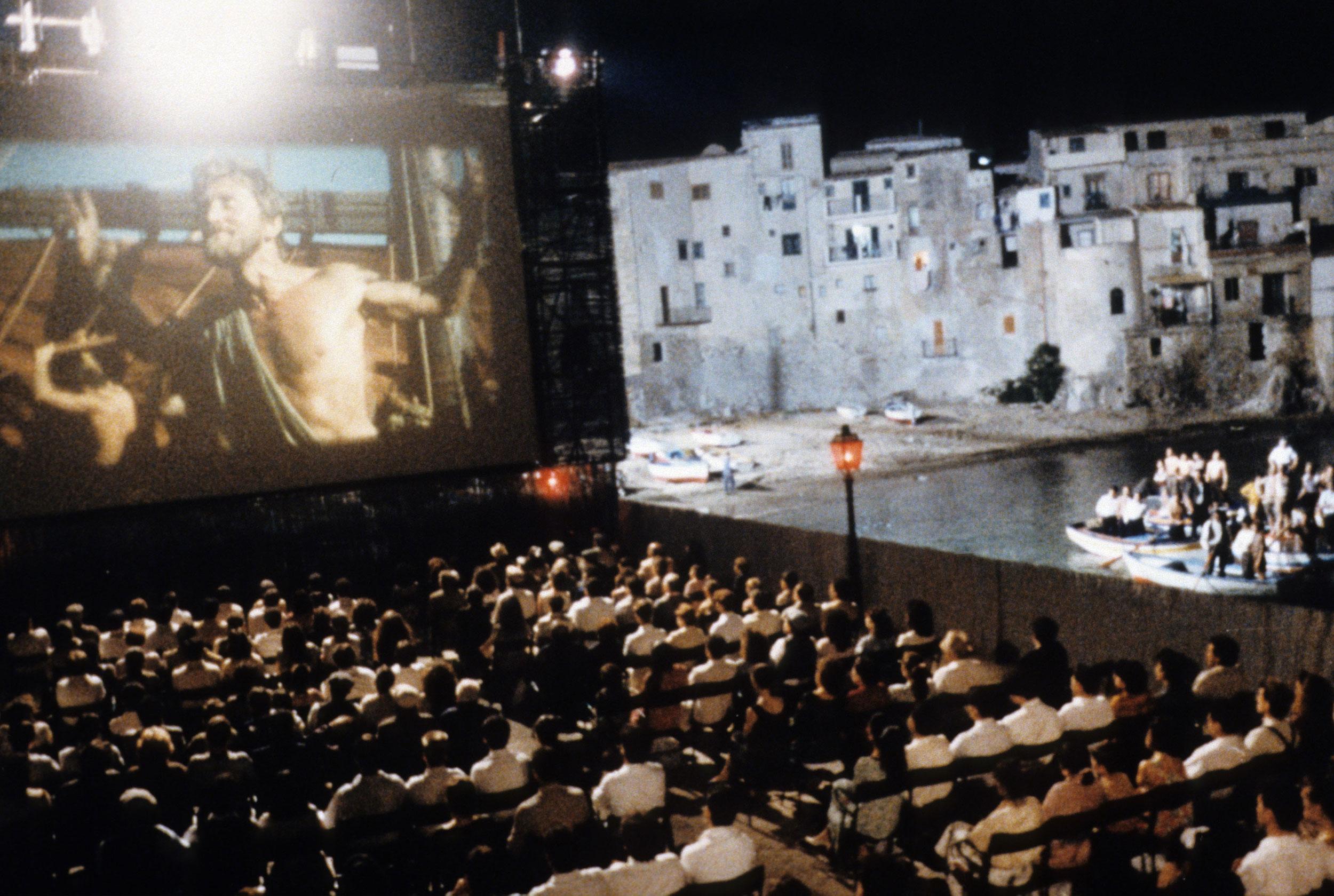La représentation en pleine air dans "Cinéma Paradiso". [Les Films Ariane / Collection ChristopheL / AFP]