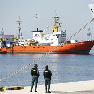 Le navire Aquarius à son arrivée dans le port de Valence. [AFP - Pau Barrena]