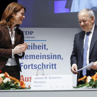Petra Gössi et Johann Schneider-Ammann lors de l'assemblée des délégués du PLR ce samedi 13 janvier 2018. [Keystone - Peter Klaunzer]