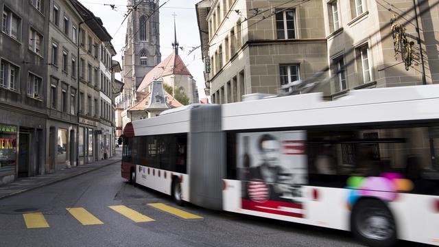 Un bus des TPF roule dans le quartier du Bourg à Fribourg. [Keystone - Jean-Christophe Bott]