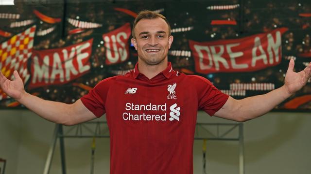 Shaqiri prend la pose avec son nouveau maillot. [Compte Twitter officiel du Liverpool FC- @LFC]