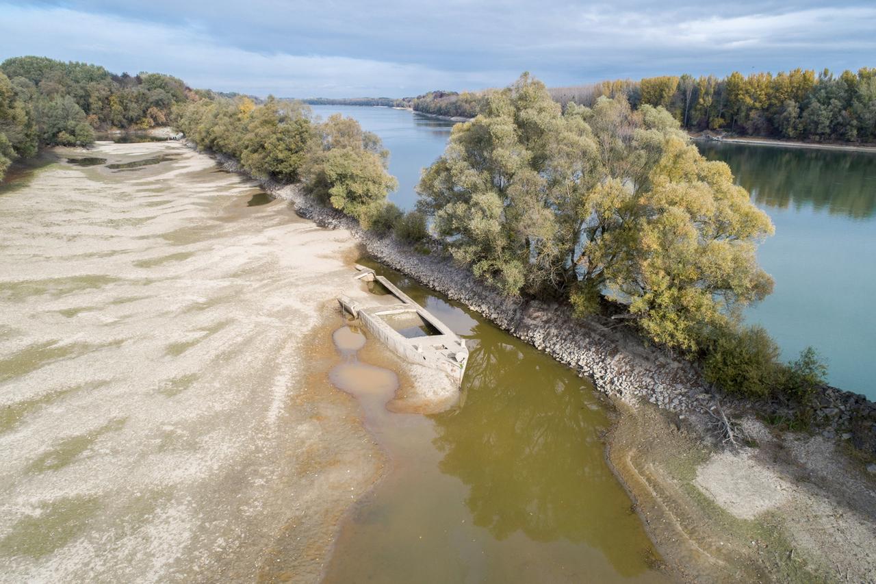 Une image aérienne montre le bas niveau du Danube qui révèle une épave à 200 kilomètres de Budapest. [Keystone - EPA/TAMAS SOKI]