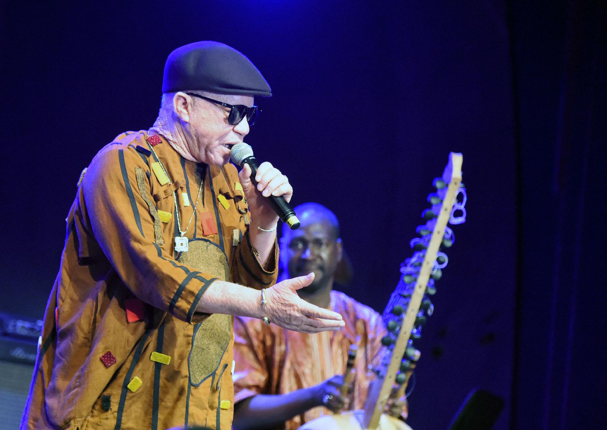 Le musicien malien Salif Keita en 2017 au Festival des Musiques Urbaines d'Anoumabo à Abidjan. [AFP - Sia Kambou]