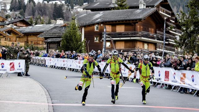 Les Italiens Matteo Eydallin, Michel Boscacci et Robert Antonioli ont établi un nouveau record de la Patrouille des Glaciers. [Keystone - EPA/Jean-Christophe Bott]