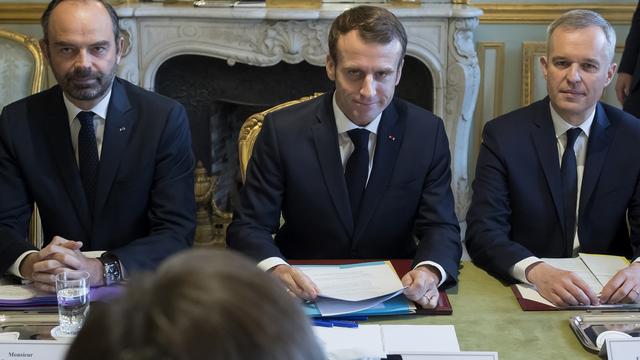 Le président français Emmanuel Macron, entouré du Premier ministre Edouard Philippe et du ministre de l'Ecologie François de Rugy. [Keystone / Pool via AP - Ian Langsdon]