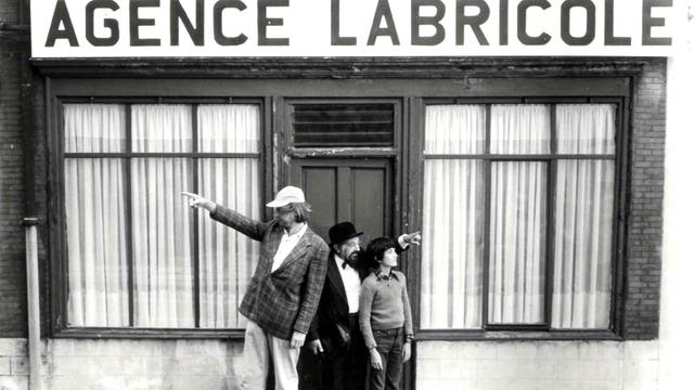 Georges Wod, Gabriel Jabbour et Fabien Kociszewsky devant les locaux de L'Agence Labricole. [RTS - Daniel Baudraz]