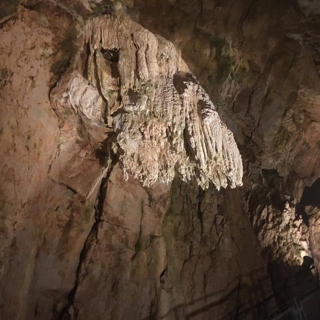 Des stalactites dans la grotte de Vallorbe. [RTS - Karine Vasarino]