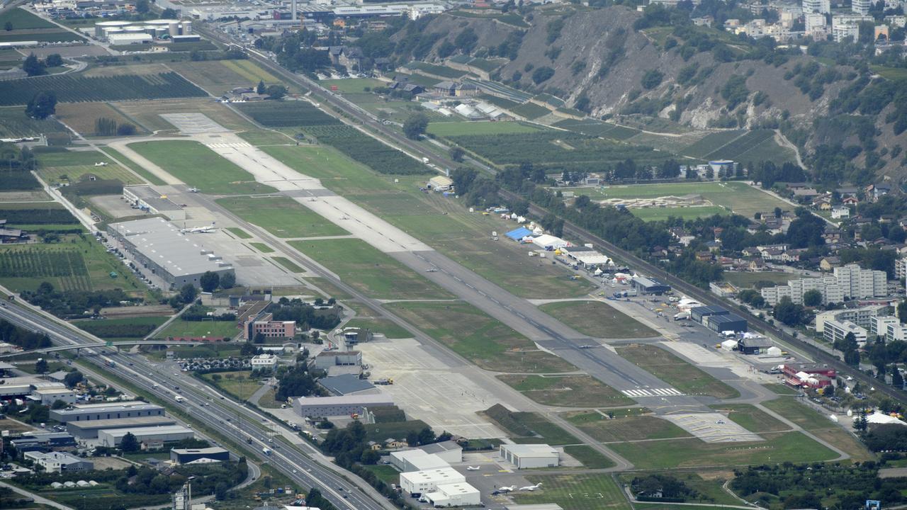 La piste de l'aéroport de Sion photographiée depuis Nax. [Keystone - Laurent Gillieron]