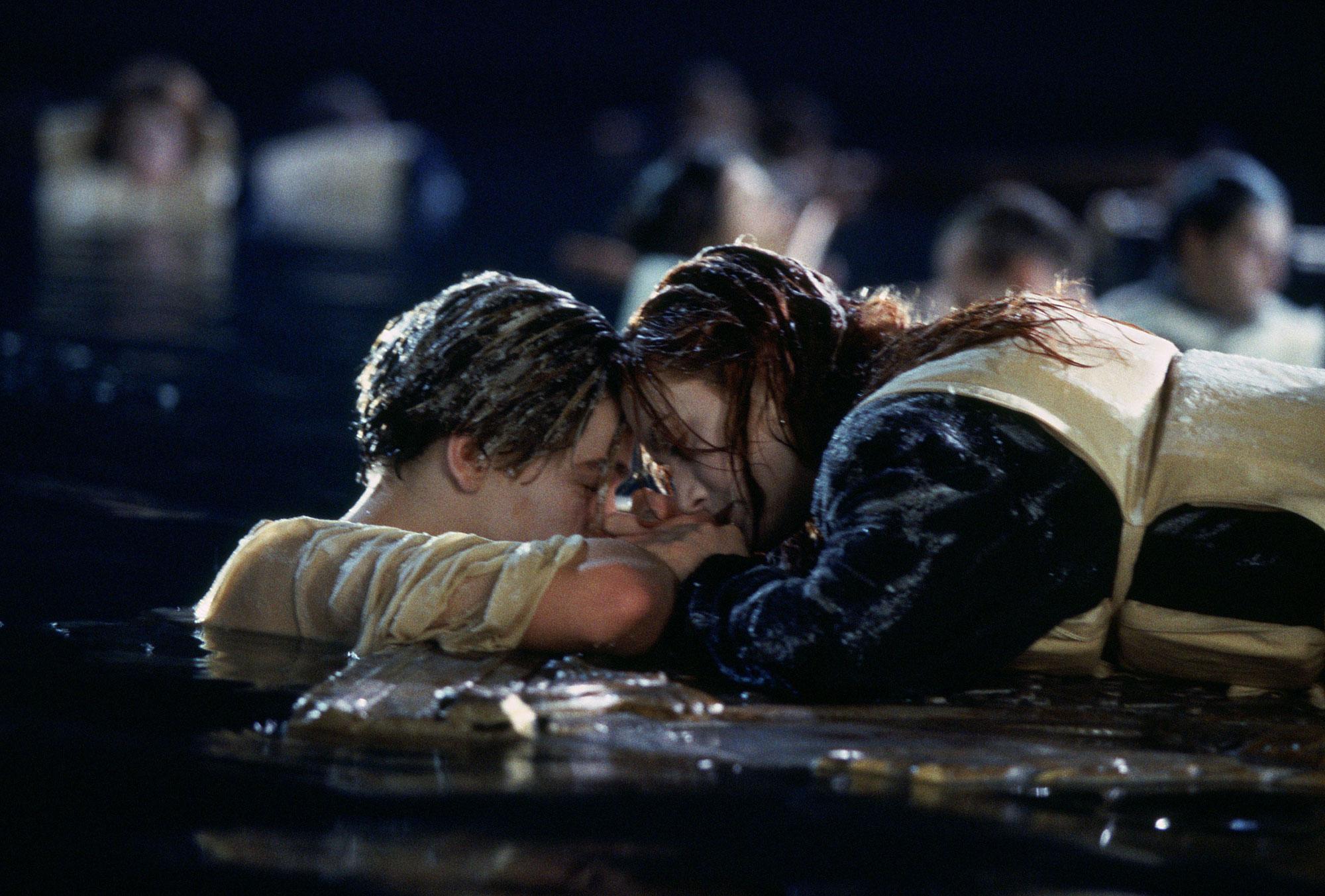 Jack (Leonardo Di Caprio) et Rose (Kate Winslet) après le naufrage du Titanic. [AFP - Archives du 7eme Art]