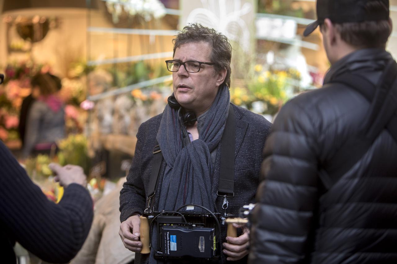 Le réalisateur Jacob Berger sur le tournage du téléfilm "Dévoilées". [Philippe Christin - RTS]