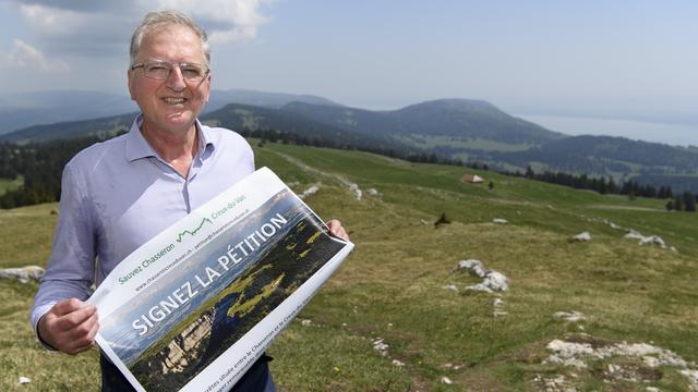 Philippe Roch, ancien directeur du WWF et de l'OFEV, au sommet du Chasseron dans le Jura vaudois lors d'une conférence de presse de Paysage-Libre Vaud, ce mardi 8 mai 2018. [keystone - Laurent Gillieron]