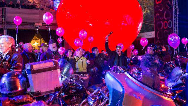 70 bikers sur la Place Centrale de Lausanne: défi réussi! [RTS - Alexandre Chatton]