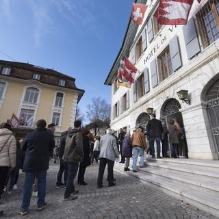 Les habitants de Moutier (BE) font la queue pour voter à l'Hôtel de Ville, le 25 novembre 2018. (image d'illustration) [Keystone - Laurent Gillieron]