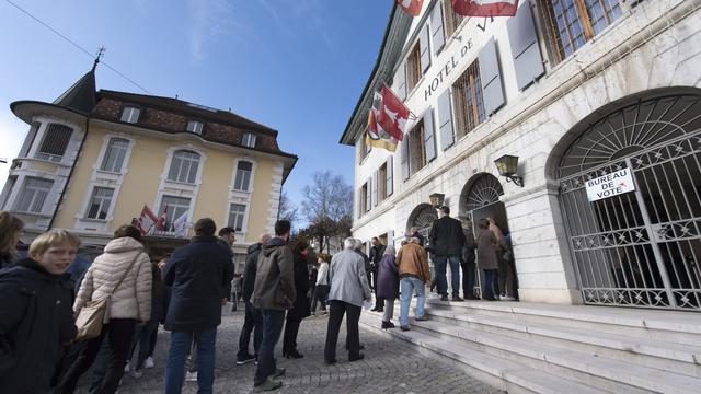 Les habitants de Moutier (BE) font la queue pour voter à l'Hôtel de Ville, le 25 novembre 2018. (image d'illustration) [Keystone - Laurent Gillieron]