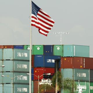 Des containers de produits importés depuis la Chine dans le port de Los Angeles, en Californie. [Reuters - Lucy Nicholson]