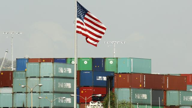 Des containers de produits importés depuis la Chine dans le port de Los Angeles, en Californie. [Reuters - Lucy Nicholson]