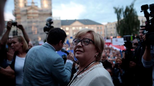 La présidente de la Cour suprême polonaise, Malgorzata Gersdorf, dans une manifestation mardi à Varsovie. [Reuters - Dawid Zuchowicz]