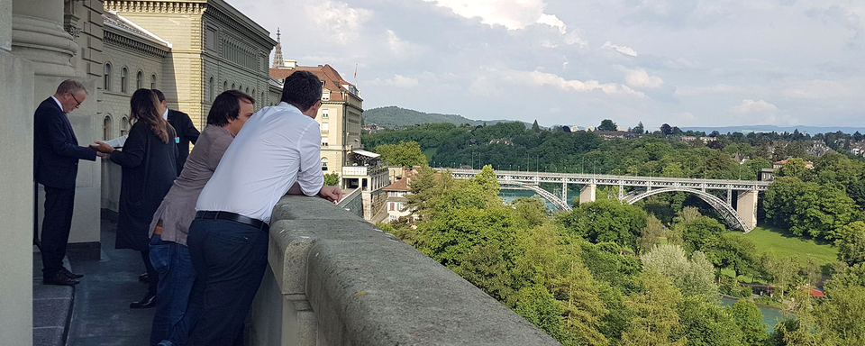 Le balcon du Parlement, à mi-chemin, entre les anti-chambres de la gauche et de la droite. [RTS - Joëlle Cachin]