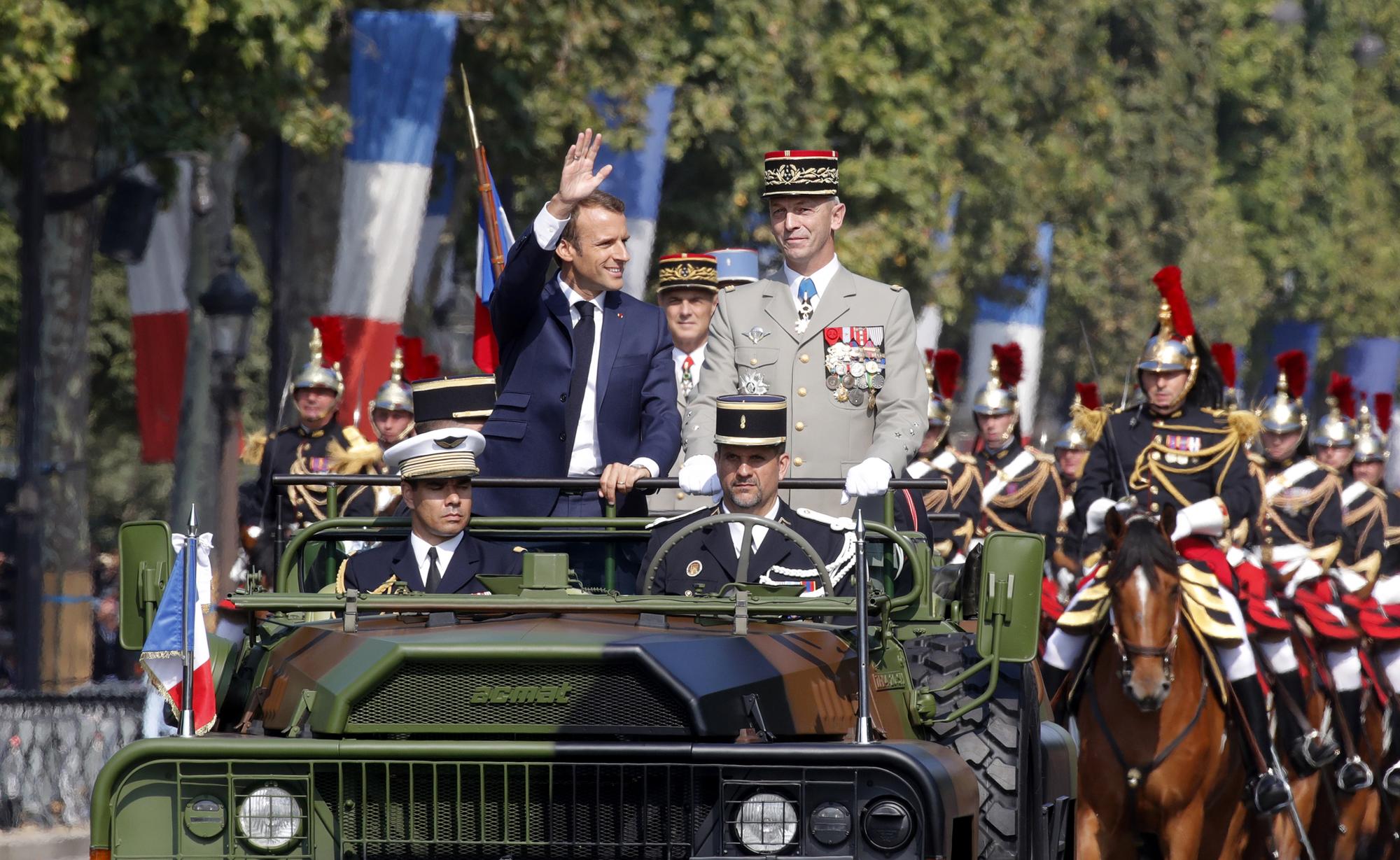Emmanuel Macron ouvre le défilé du 14 juillet. [AFP - Philippe Wojazer/pool]
