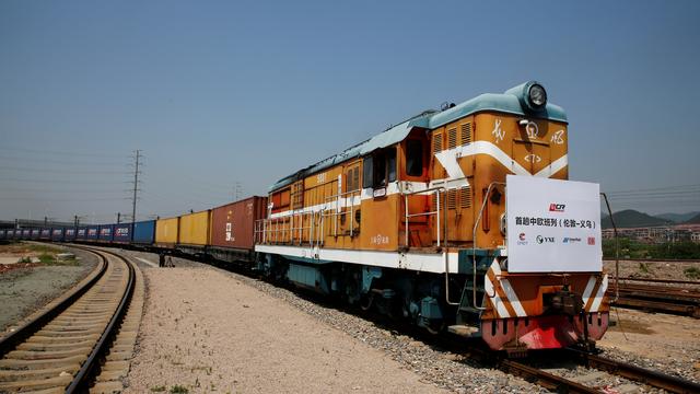 Le premier train de marchandises reliant Londres à la Chine s'inscrit dans le cadre des nouvelles routes de la Soie. [Reuters - Thomas Peter]