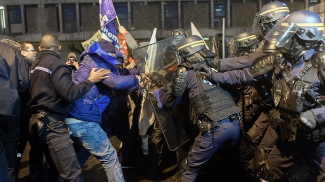 Affrontement entre gardiens de prison et force de l'ordre à Fleury-Mérogis, ce 18 janvier 2018. [NurPhoto - Julien Mattia]