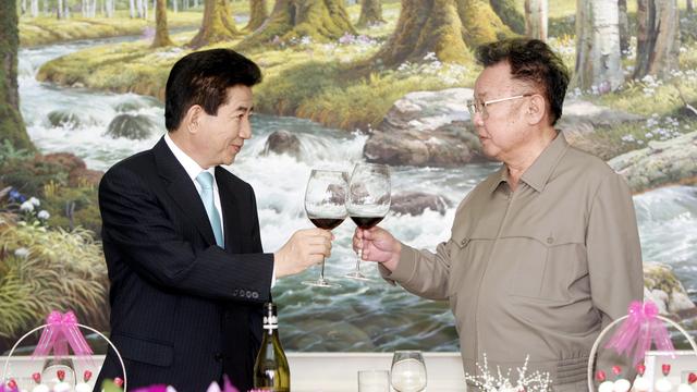Le président sud coréen Roh Moo-hyun (gauche) trinque avec le leader nord-coréen Kim Jong Il pour célébrer la signature d'un traité de réconciliation à Pyongyang (Corée du Nord), le 4 octobre 2007. [Keystone]