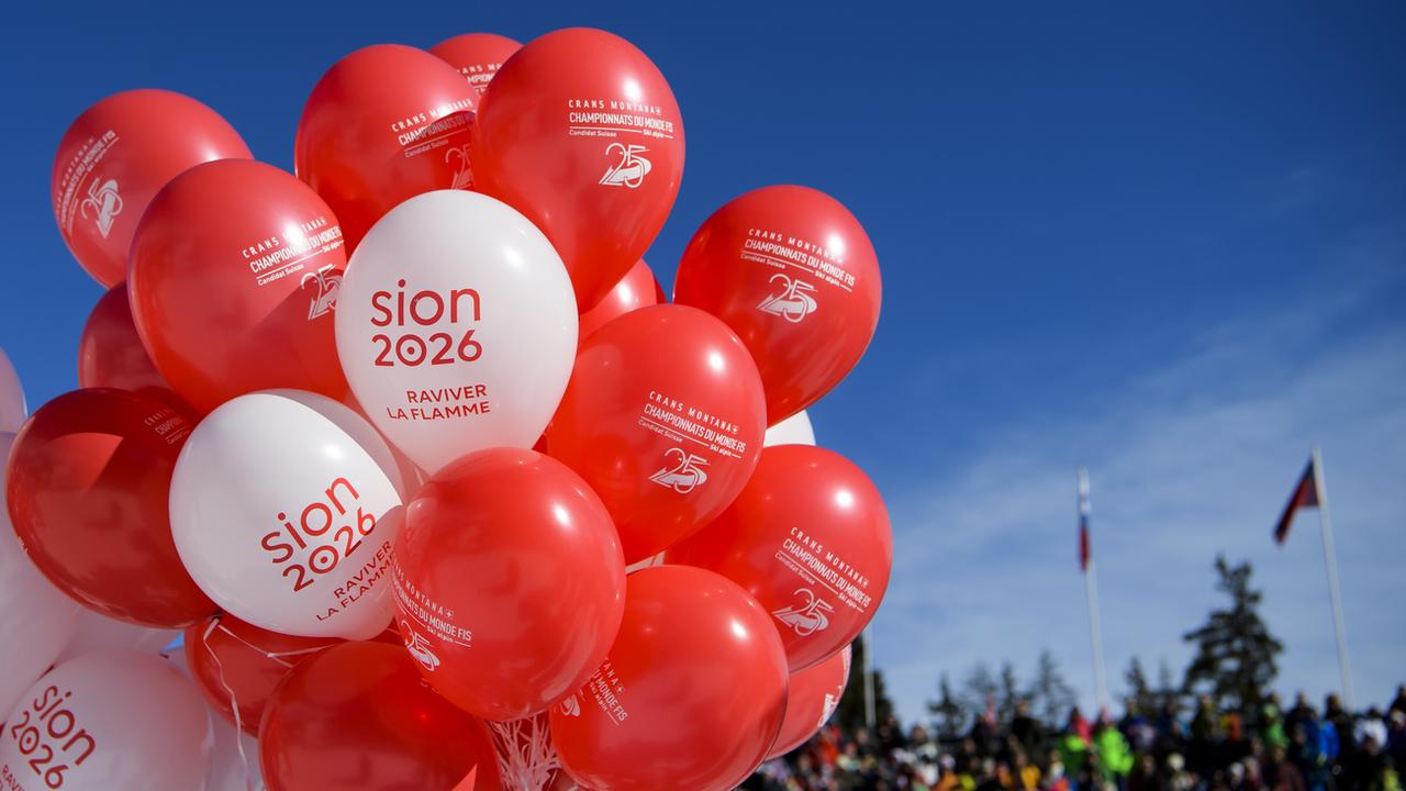 Des ballons pour promouvoir le projet de candidature Sion 2026 lors du combiné alpin féminin à Crans-Montana (VS). [keystone - Jean-Christophe Bott]