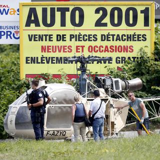 L'hélicoptère utilisé pour l'évasion de Redoine Faïd a été abandonné à Gonesse, au nord de Paris. [EPA/Keystone - Ian Langsdon]
