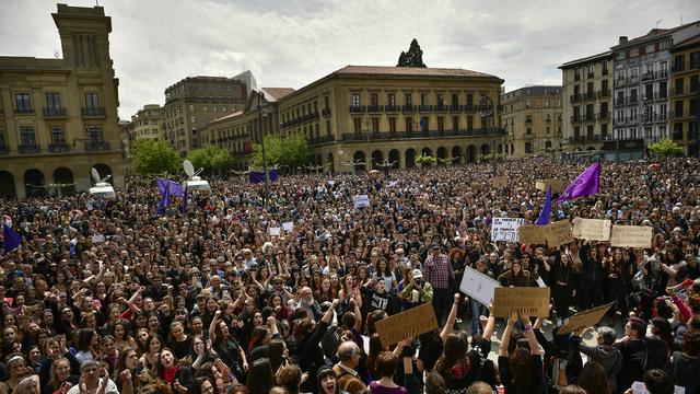 La Plaza del Castillo de Pampelune remplie de manifestants dénonçant le jugement du tribunal de Navarre le 28 avril 2018. [Keystone - AP Photo/Alvaro Barrientos]