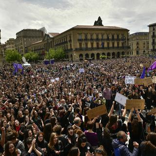 La Plaza del Castillo de Pampelune remplie de manifestants dénonçant le jugement du tribunal de Navarre le 28 avril 2018. [Keystone - AP Photo/Alvaro Barrientos]