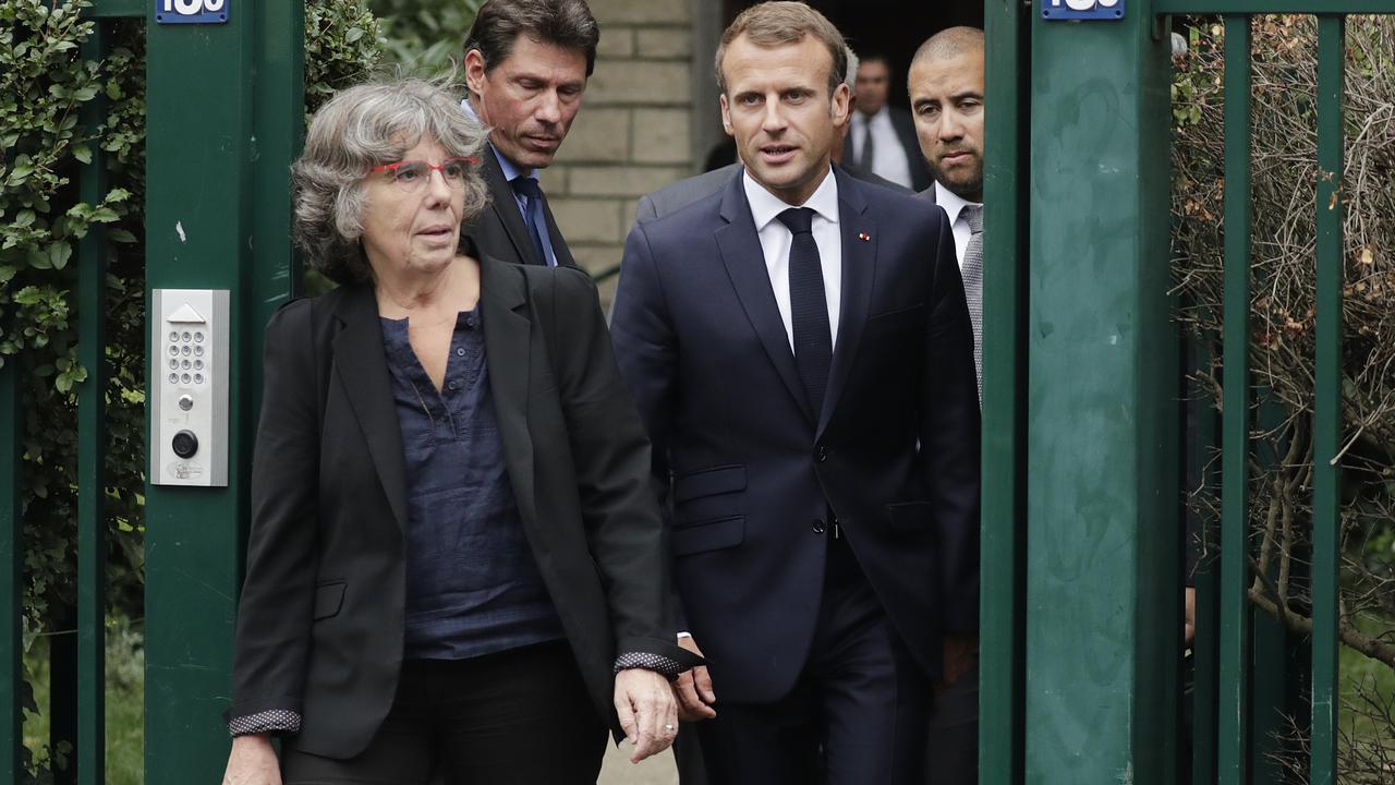Le président français Emmanuel Macron et Michèle Audin, fille de l'opposant communiste Maurice Audin, mort après avoir été enlevé par des militaires français à Alger. [AFP - Thomas SAMSON]