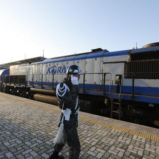 Pour la première fois depuis 10 ans, un train est parti de Corée du Sud en direction de la Corée du Nord. [Keystone - EPA/Jeon Heon-Kyun/pool]