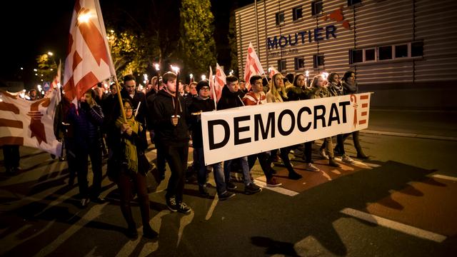 Des manifestants pro-jurassiens le 9 novembre à Moutier après la décision de la préfète. [Keystone - Jean-Christophe Bott]