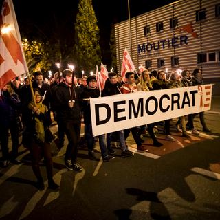 Des manifestants pro-jurassiens le 9 novembre à Moutier après la décision de la préfète. [Keystone - Jean-Christophe Bott]