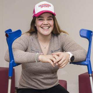 Mélanie Meillard, blessée à la veille des JO, était à Crans-Montana pour encourager ses coéquipières de Swiss-Ski. [Keystone - Jean-Christophe Bott]