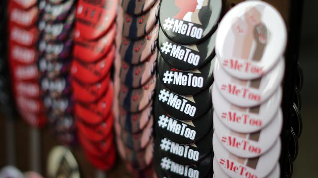 Des badges #MeToo en vente à Los Angeles. [reuters - Lucy Nicholson]