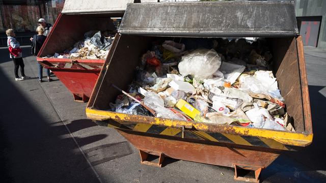 Une installation éphémère montre les quelque 4,5 tonnes de déchets sauvages ramassés en un jour sur le territoire de la ville de Lausanne. [Keystone - Jean-Christophe Bott]